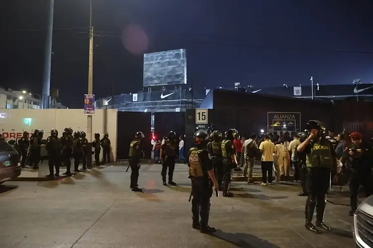 Avalancha humana en estadio causa muerte de un aficionado