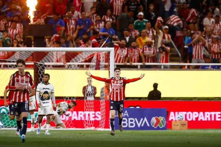 ¡Hormiga salvadora! Chivas consigue un empate agónico ante los Pumas