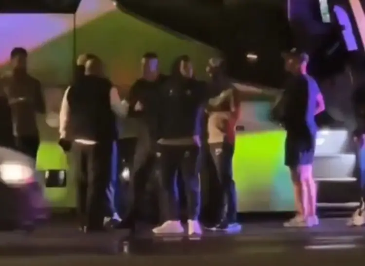 ¡Increíble, pero cierto! Autobus deja tirados a jugadores de Pumas en Guadalajara (VIDEO)