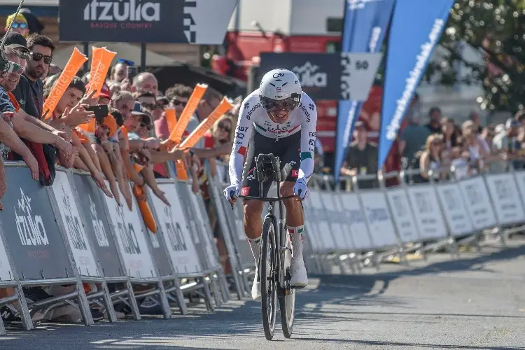 Isaac del Toro tiene complicado arranque en la Itzulia 2026