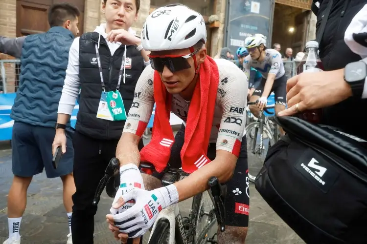 ¡No puede ser! Isaac Del Toro se retira de la Itzulia tras sufrir una caída
