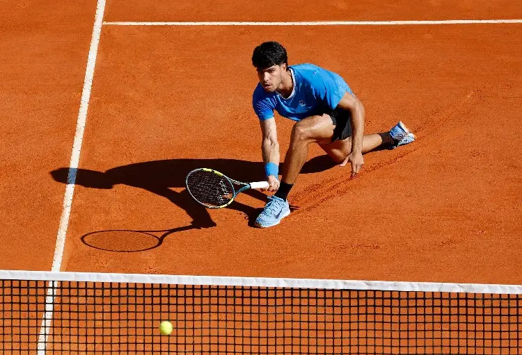 Alcaraz se lleva un susto, pero se mete a cuartos de final de Montecarlo