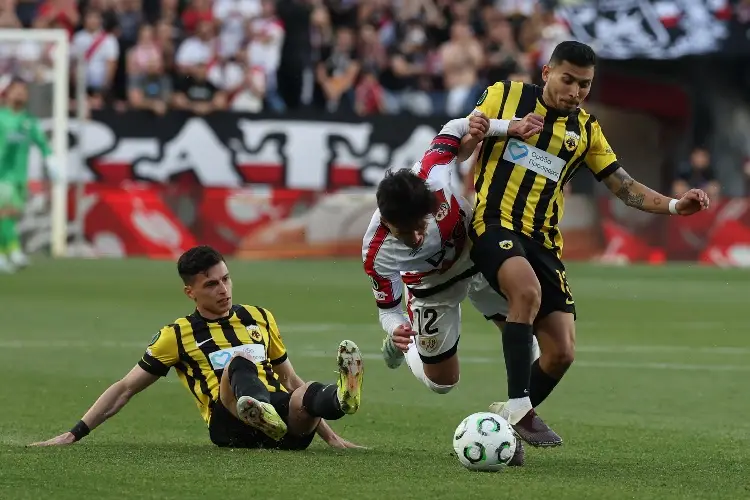 Rayo Vallecano golea al AEK Atenas de Orbelín Pineda en la Conference League