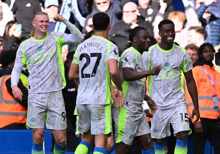 Manchester City golea al Chelsea y mantiene viva la esperanza de ser campeón