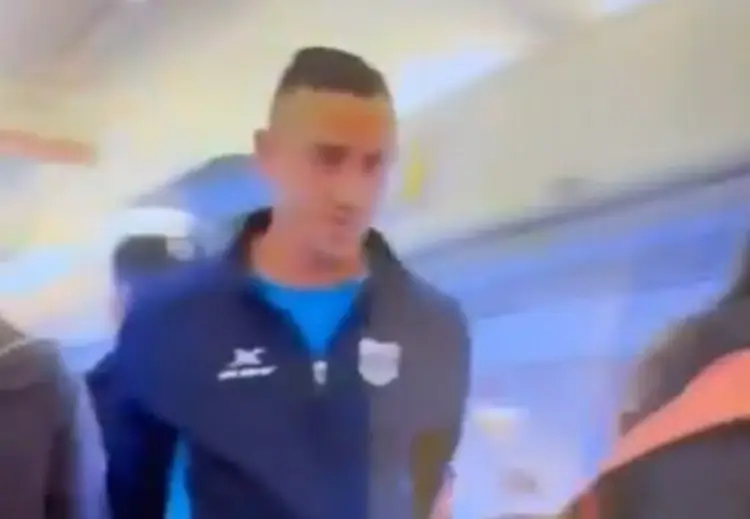 ¡Insólito! Futbolista grita 'bomba' en un avión y es detenido (VIDEO)
