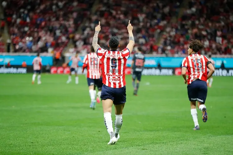 ¡Se fue se fue! Chivas anuncia la baja de un polémico delantero
