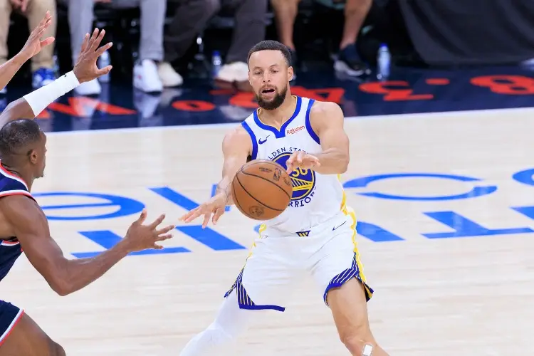 Stephen Curry mantiene con vida a los Warriors en los playoffs de la NBA