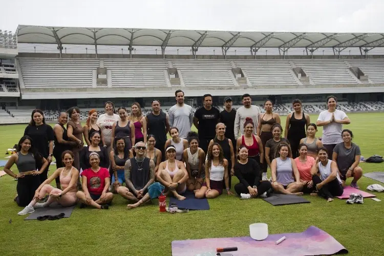 Todo un éxito la Masterclass de Yoga en el Estadio ‘Pirata’ Fuente