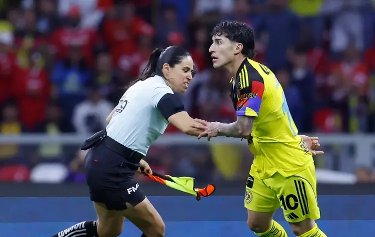 ¡Sancionada! Árbitra que abrazó a Zendejas recibe sanción de la Comisión de Arbitraje 