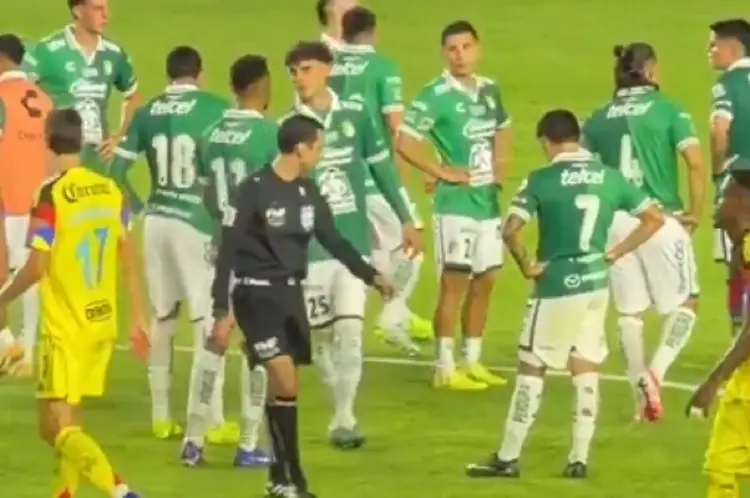 ¿Aquí no habrá castigo? Árbitro Mundialista provoca a futbolista de León (VIDEO)