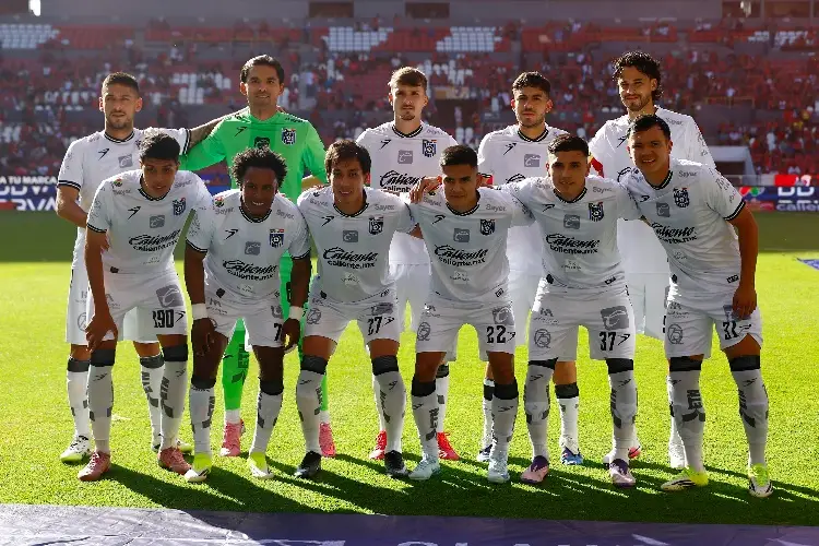 ¡Querétaro despide a siete jugadores el mismo día!