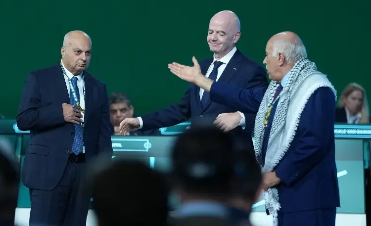 ¡Tensión total! Presidente de FIFA intenta forzar saludo entre Israel y Palestina (VIDEO)