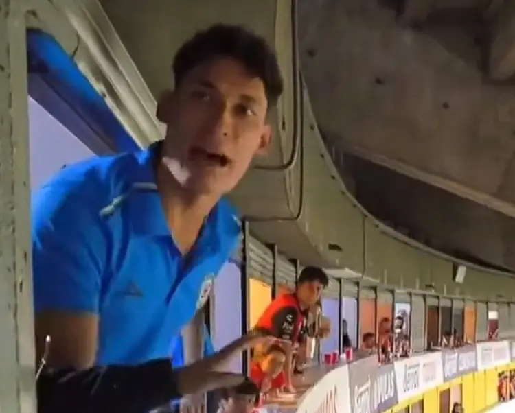 Jugador de Cruz Azul se pelea con aficionado: 'Me pelas la v....' (VIDEO)