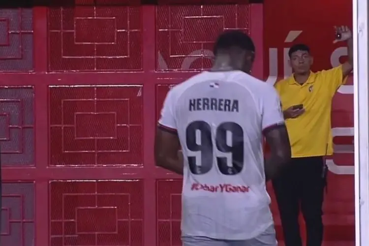 Abandona la cancha en pleno partido y señala a su propio compañero por amañar partido (VIDEO)