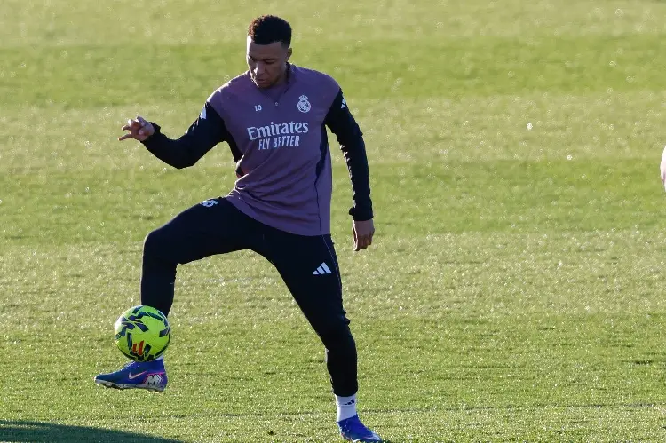 Mbappé entrena con miras a jugar el Clásico ante Barcelona
