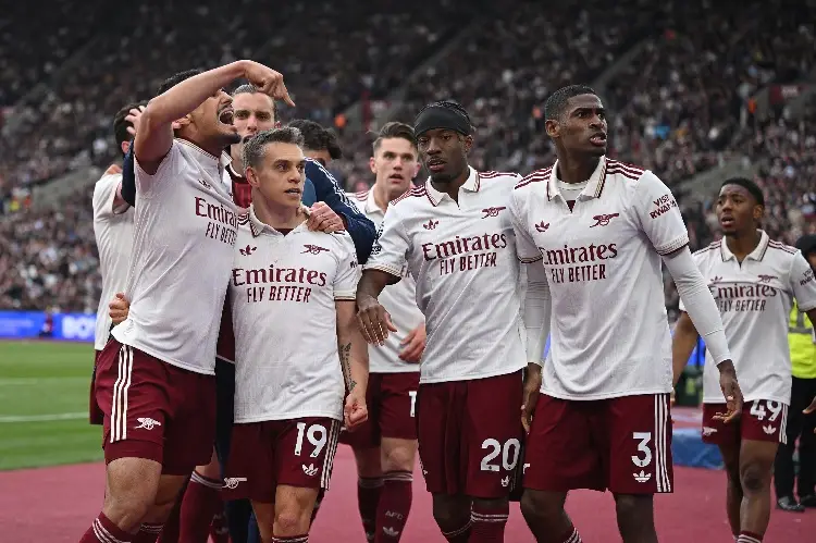 Arsenal vuelve a ganar y acaricia el título de la Premier League