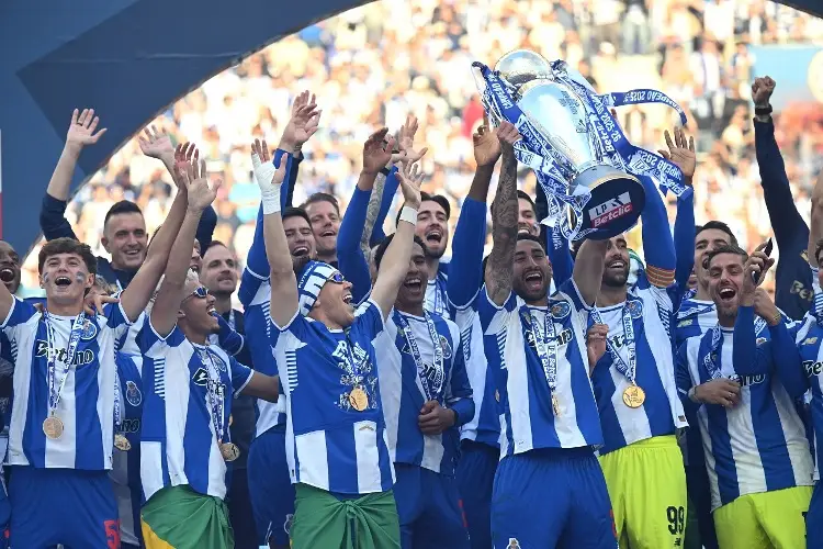 Porto celebra su título en Portugal tras vencer a Santa Clara 