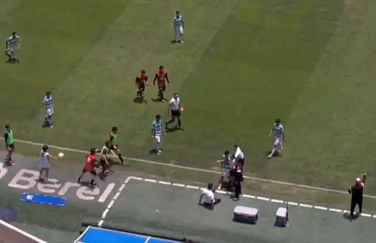 Jugador de la Sub-19 de Santos agrede a DT rival en pleno partido (VIDEO)
