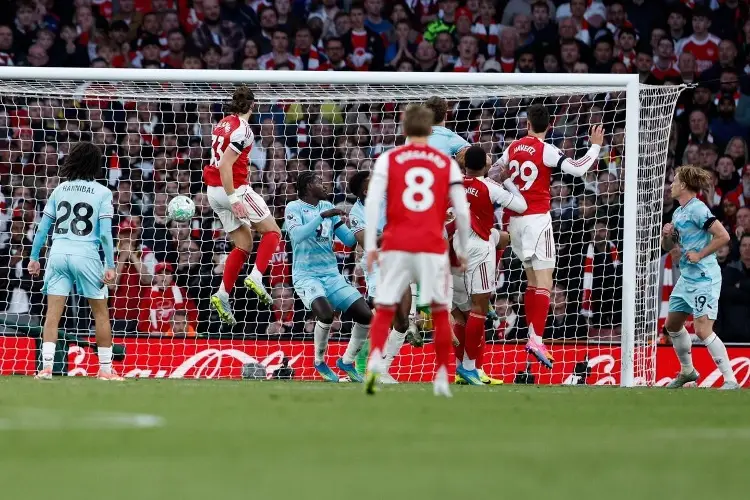 Arsenal gana y acaricia el título de la Premier League