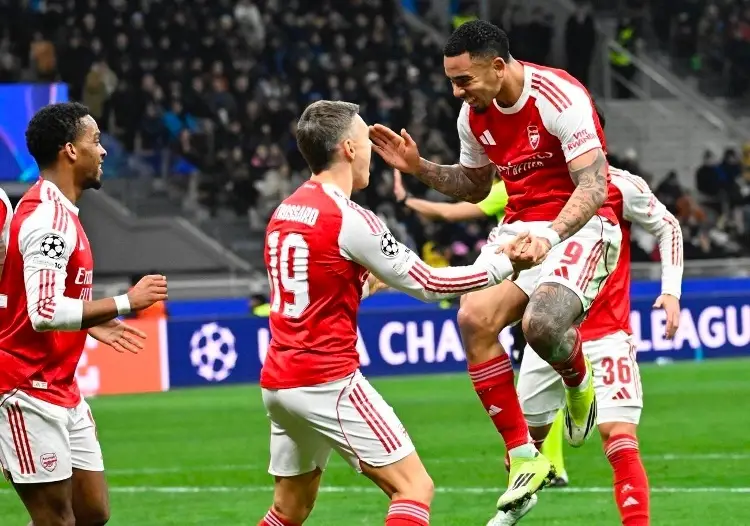 Arsenal festeja título de la Premier League en el centro de entrenamiento 