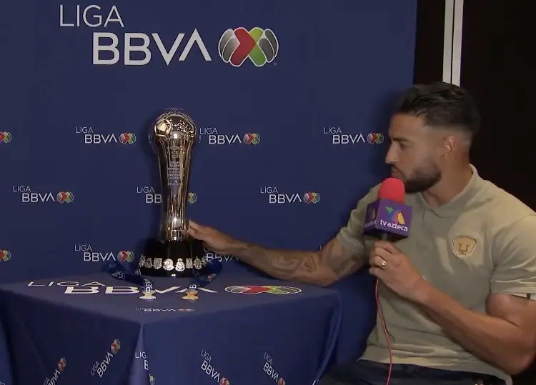 ¿Maldición? Jugador de Pumas toca el trofeo previo a la final de Liga MX (VIDEO)