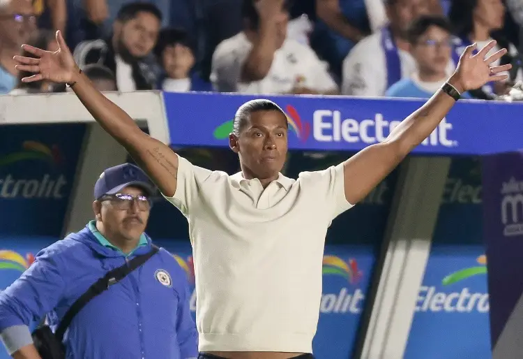Joel Huiqui explota y pide que sancionen a Efraín Juárez