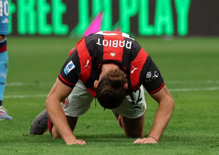 Santiago Giménez y el AC Milan consuman fracaso al quedar fuera de la Champions League