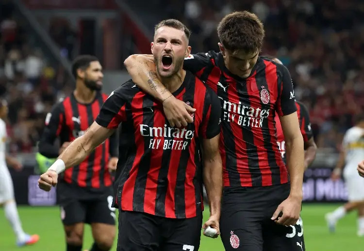 Santi Giménez y AC Milan se quedan sin DT