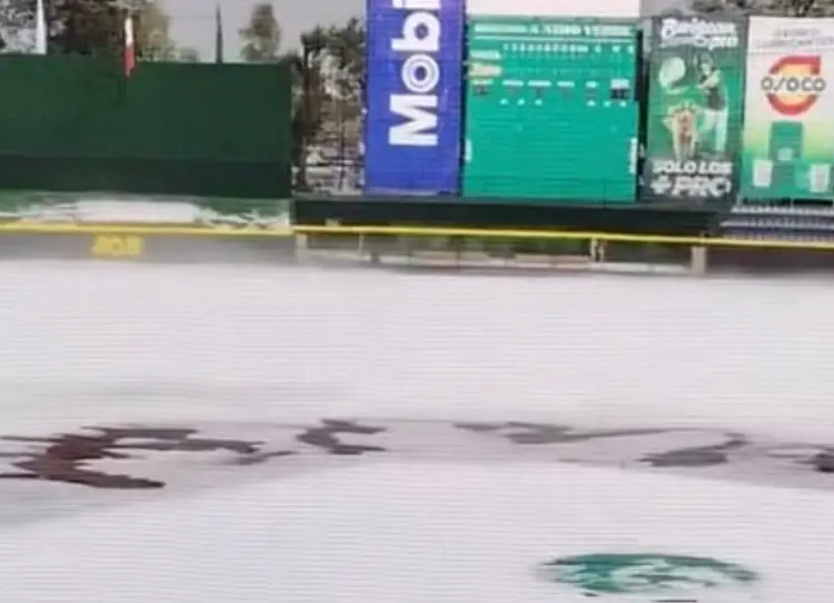 ¡Increíble! El estadio de Puebla se viste de blanco por granizada (VIDEO) 