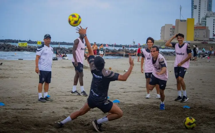 ¡Sol, playa y fútbol! Piratas FC entrena en la playa previo a la Revelations Cup