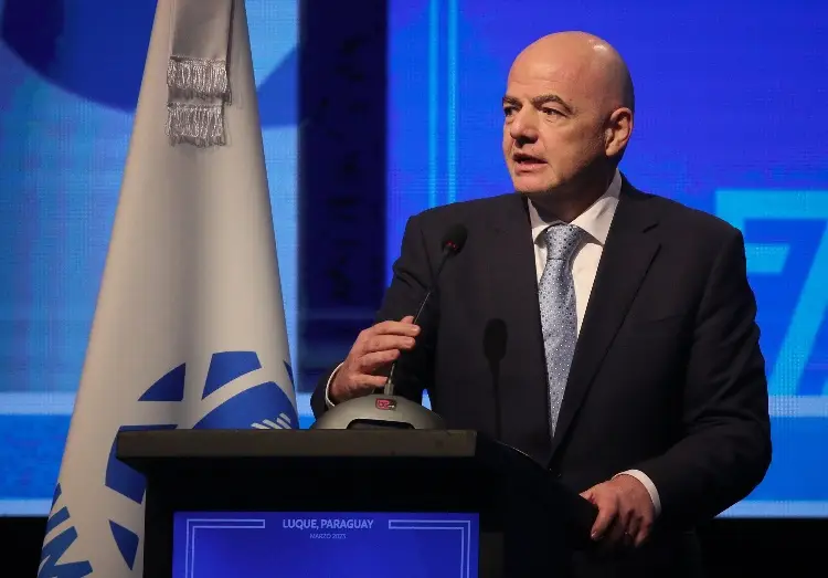 Denuncian al presidente de la FIFA por presunto tráfico de influencias