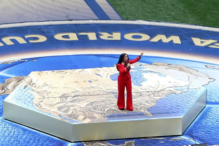 La veracruzana Salma Hayek da la bienvenida al Mundial 2026 en el Estadio Azteca