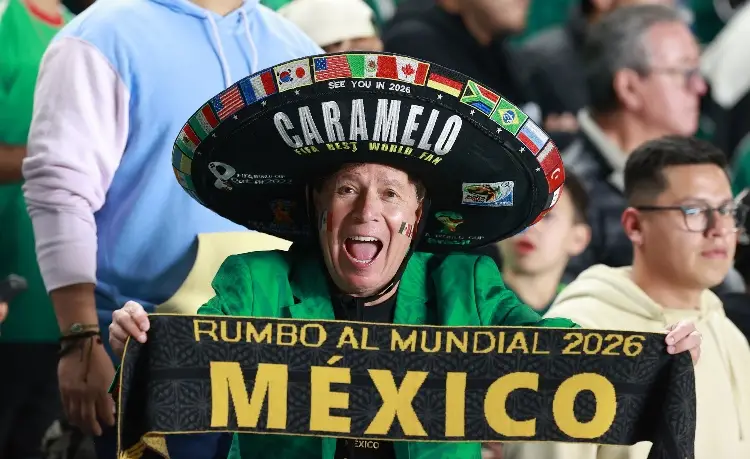 Le quitan su sombrero a Caramelo tras aventarlo a jugadores de Colombia (VIDEO)