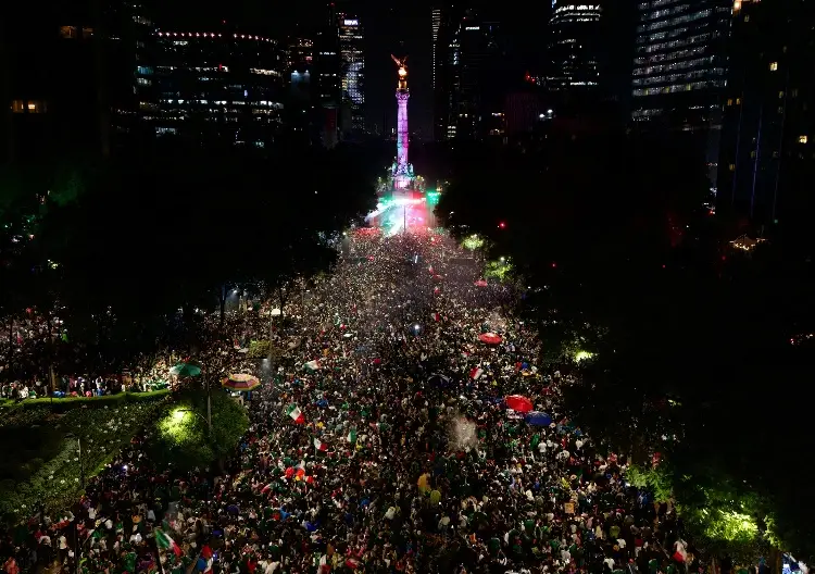 Más de 300 mil personas celebraron el triunfo de México en el Ángel de la Independencia
