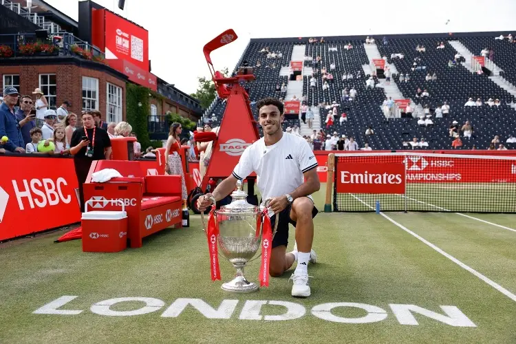 Francisco Cerúndolo hace historia y conquista Queen’s tras una final maratónica en Londres