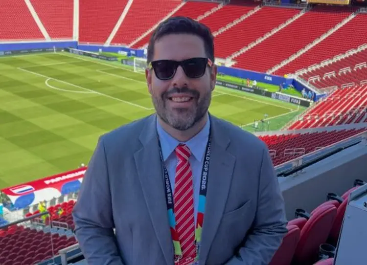 FIFA expulsa del Mundial a periodista que criticó a los árbitros