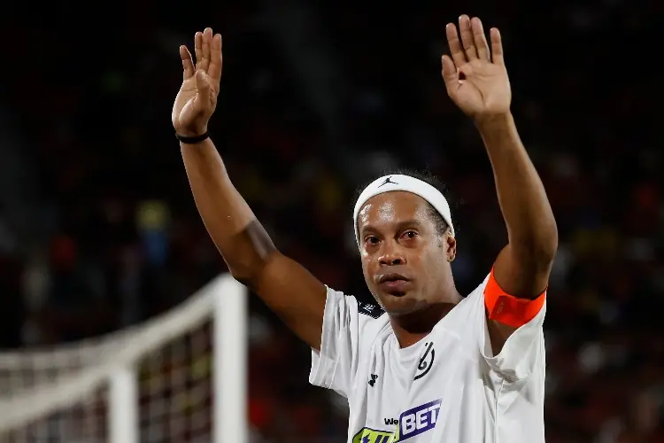 Ronaldinho confirma que sale del retiro y anuncia su nuevo club