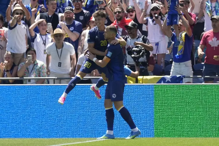 Bosnia cumple ante una débil Qatar y acaricia el pase a fase final