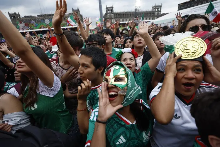 ¡Ni la Ley Seca los detuvo! 800 mil mexicanos celebran victoria del Tri en las calles de CDMX (VIDEO)