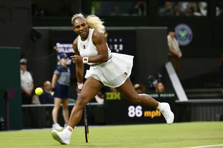 Tenis: Serena Williams cae en su regreso a Wimbledon y recibe una histórica ovación