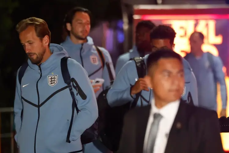 En medio de abucheos, Inglaterra llega a México para el juego de Octavos de Final 