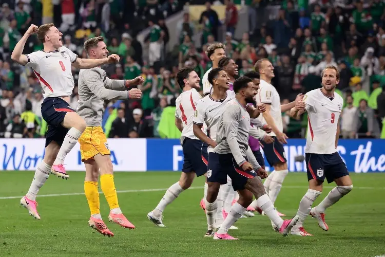 Jugador de Inglaterra se rompe el brazo en pleno festejo y queda fuera del Mundial
