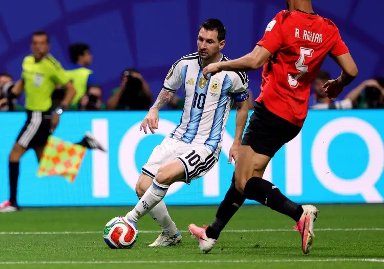 Argentina logra una épica remontada y avanza a cuartos de final 
