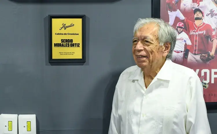 Sergio Morales Ortiz recibe emotivo homenaje de El Águila de Veracruz 