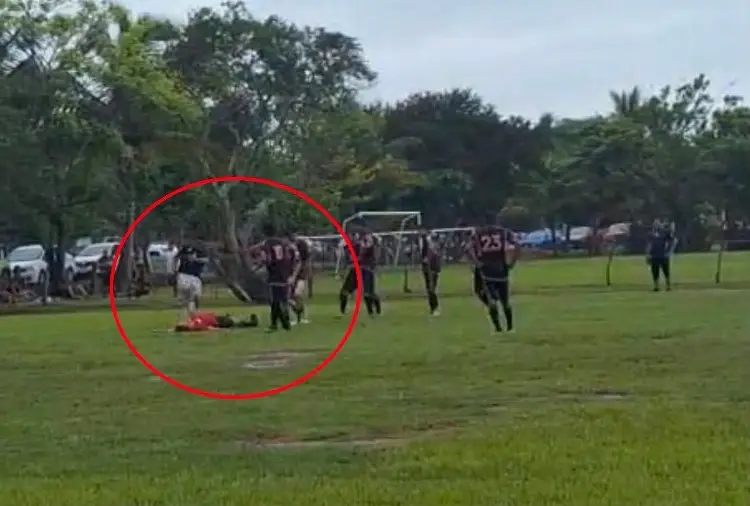 ¡Lamentable! Golpean a árbitro en canchas de Playa de Vacas (VIDEO)