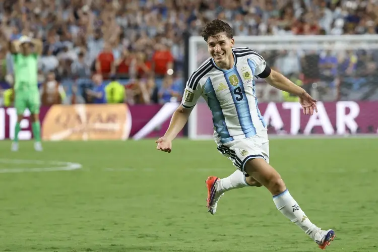 Barcelona pone fecha límite a su oferta por Julián Álvarez 