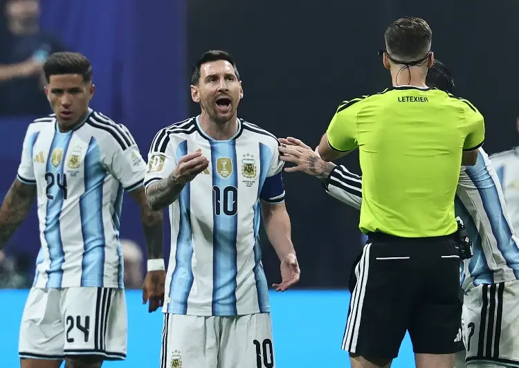 'Le llevan a Messi a su árbitro favorito': Prensa inglesa explota previo a enfrentar a Argentina