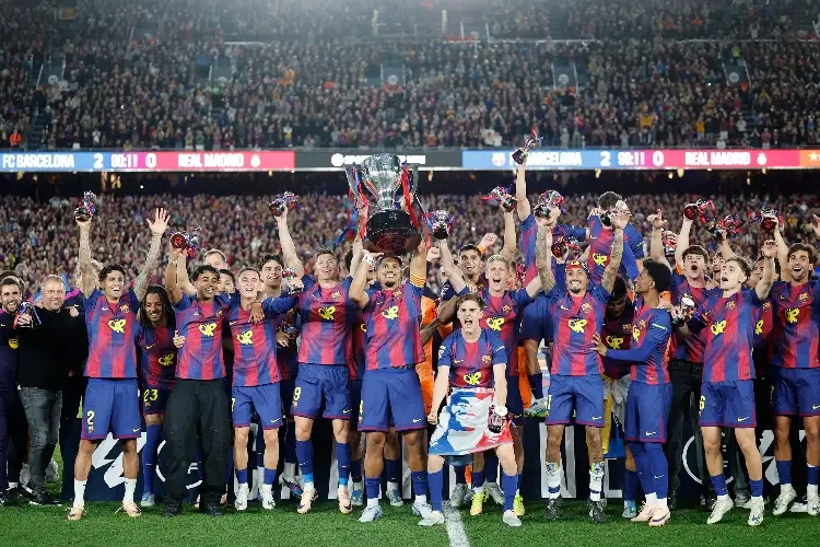 El nuevo delantero del Barcelona ya aterrizó en la ciudad catalana 