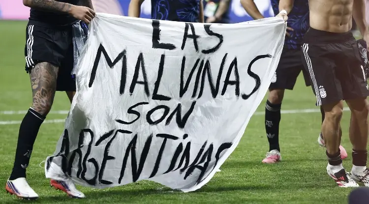 ¡Polémica! Argentina celebra pase a la Final del Mundial con cartel sobre las Malvinas