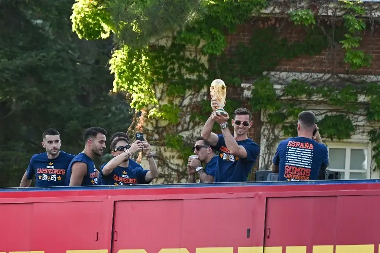 Selección de España ya desfila por Madrid como campeones del Mundo
